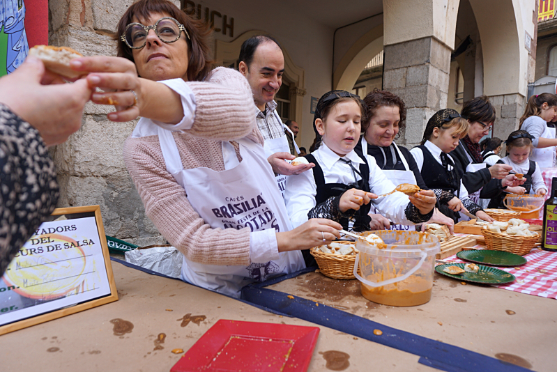 Locals of all ages making their award-winning romesco sauce in the town of Valls during the Fiesta de la Calçotada de Valls in 2016.