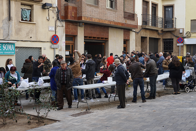 People gathering in the squares to eat their calçots in the town of Valls during the Fiesta de la Calçotada de Valls in 2016.