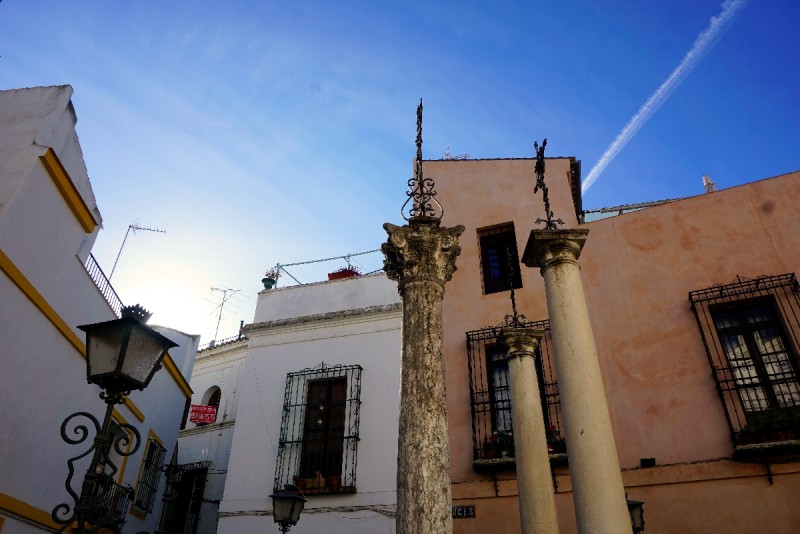 Wondering what to do in Seville in a day? A stroll around the beautiful Santa Cruz neighbourhood is a must! 