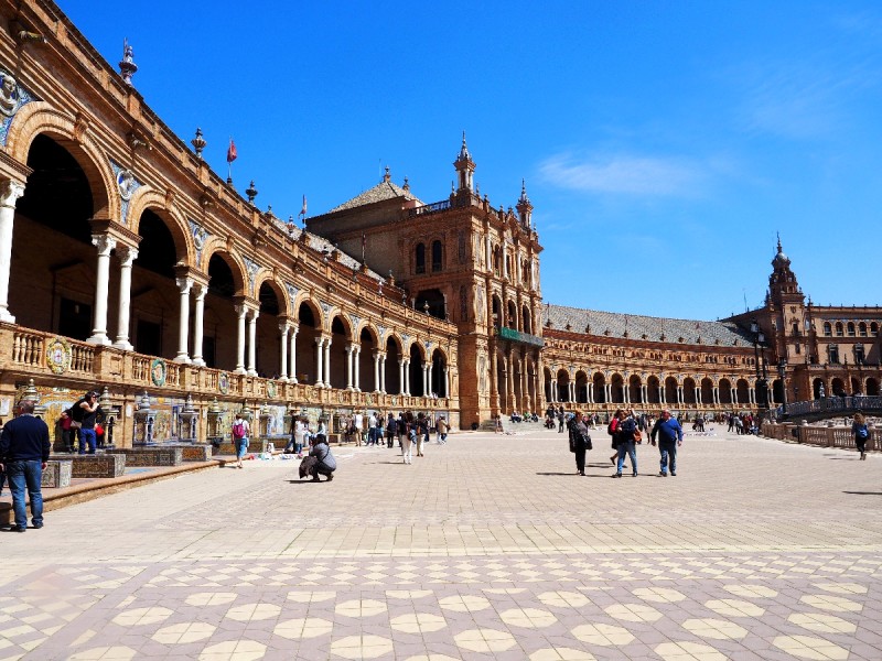 Wondering what to do in Seville in a day? Definitely visit the amazing Plaza de España