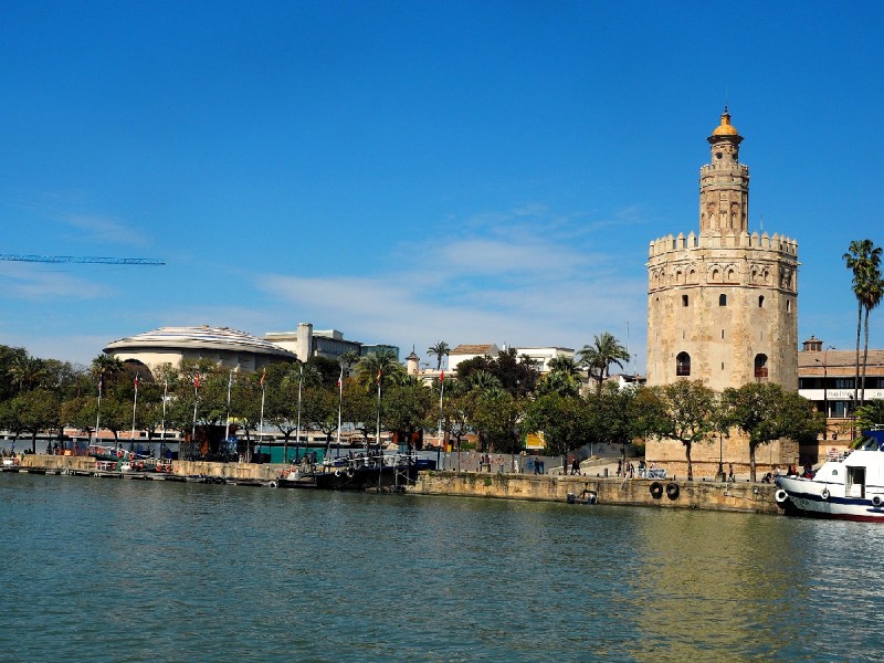 Wondering what to do in Seville in a day? Take a stroll by the river! 